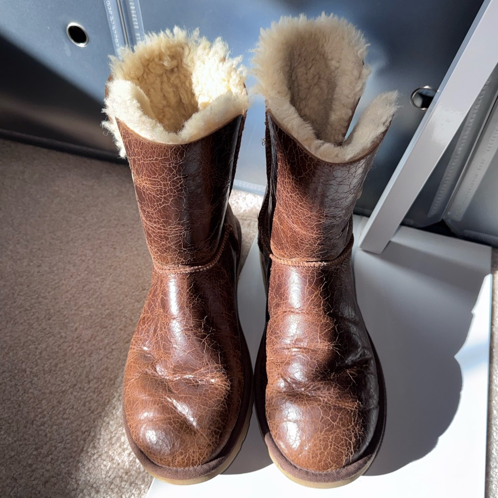 UGG Bailey Button Cracked Bomber Brown Leather Shearling Boots Women's Size 9
